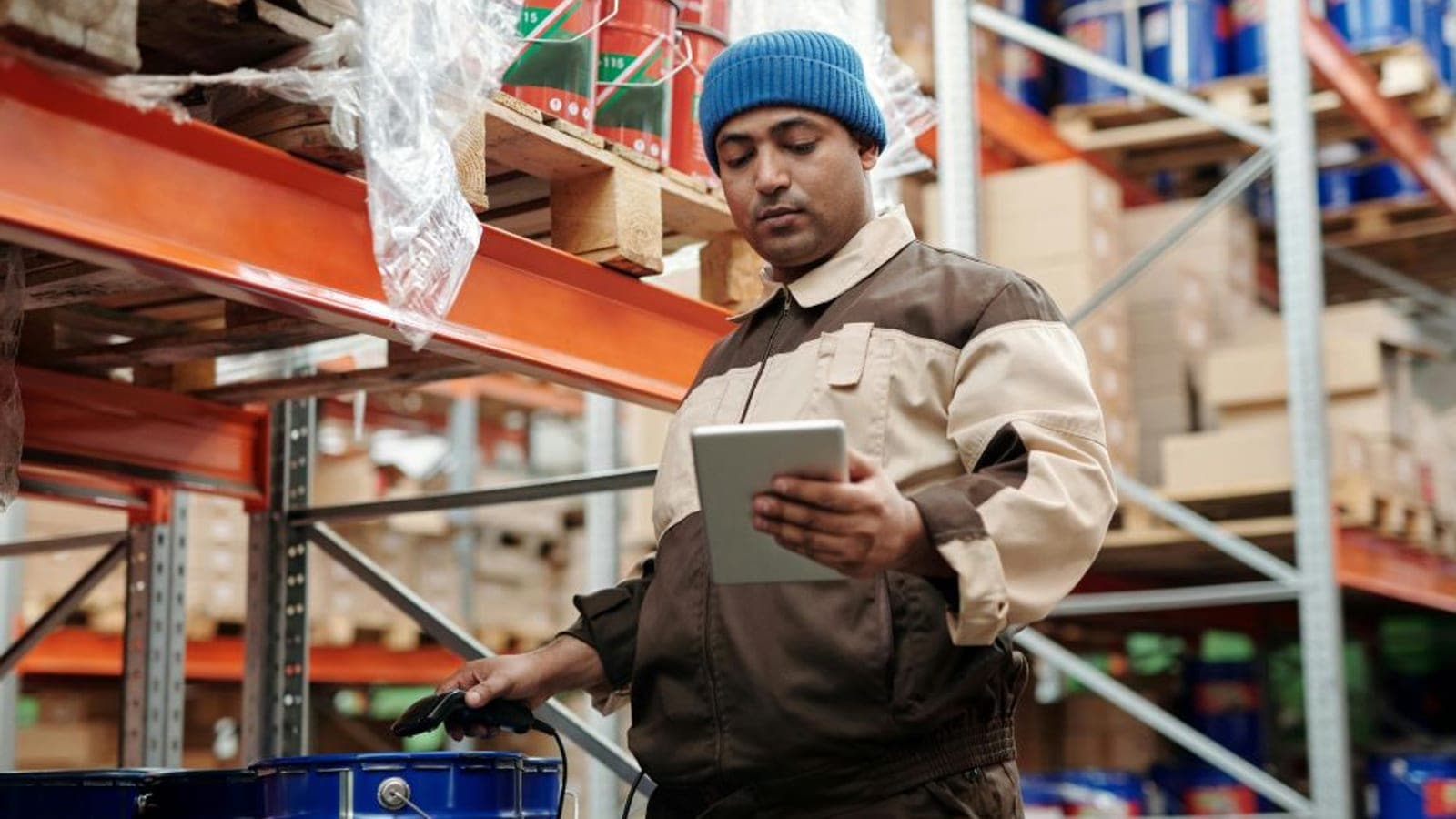 Warehouse associate using batch picking to fulfill multiple customer orders simultaneously